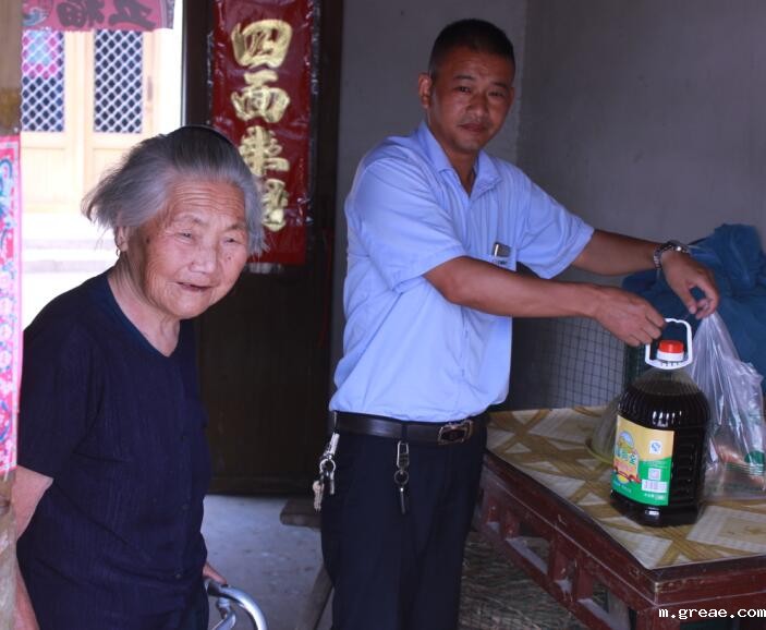 米兰app体育官方入口下载安装电气股份开展“迎中秋送月饼”活动 温暖员工思乡情(图2) 米兰app体育官方入口下载安装电气股份开展“迎中秋送月饼”活动 温暖员工思乡情(图2)