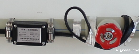 伴热带固定于管道切忌使用不锈钢扎带(图2) 伴热带固定于管道切忌使用不锈钢扎带(图2)