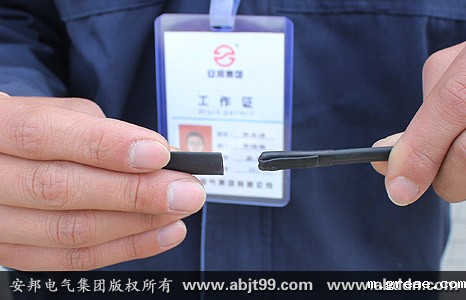 将2.5厘米热缩管套入太阳能电伴热带末端