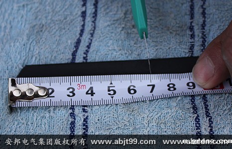 用电缆刀轻轻将电热带绝缘层7厘米处划痕