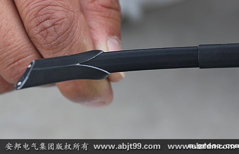 剥去划开的太阳能电热带外护套层