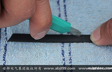 沿直线划开电伴热带防护层