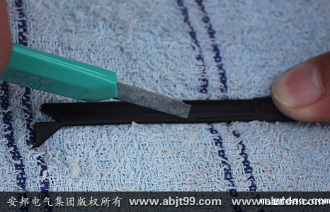 沿2条金属导线内侧划开