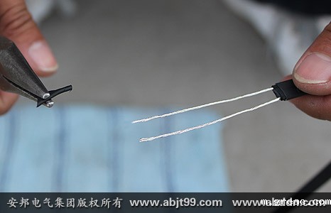 太阳能电伴热带首端已剥开