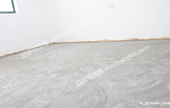 电地暖模块铺设前在地面的四周靠墙处订好2X2cm的直木条