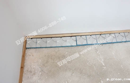 开始铺设电地暖模块，根据现场情况铺设好转向模块