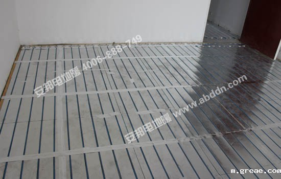 将电地暖安装模块接口处用铝箔连接好