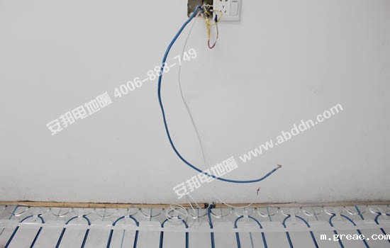 将监控探头和发热电缆冷端穿进预留的PPC管材里