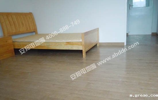 复合木地板铺设完毕，交付使用