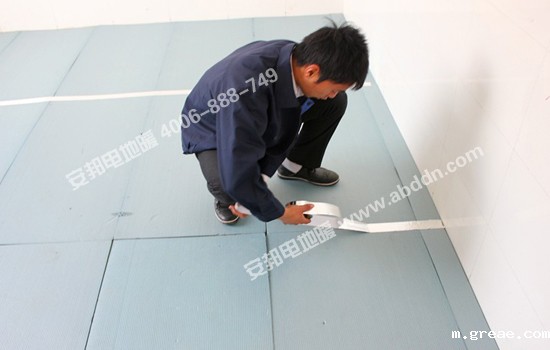 铺设米兰app体育官方入口下载安装地暖专用环保挤塑板