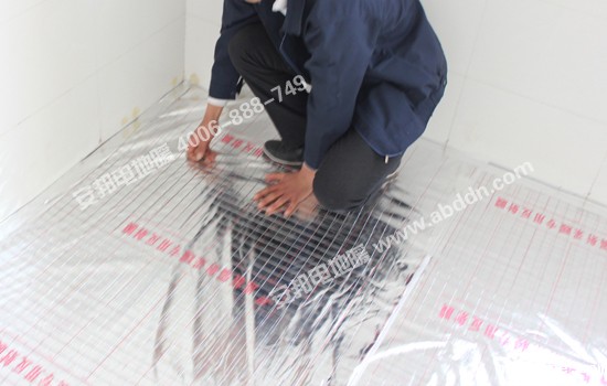 铺设米兰app体育官方入口下载安装电地暖专用反射膜