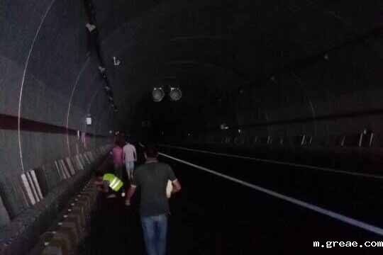 焦坪隧道电伴热工程施工瞬间